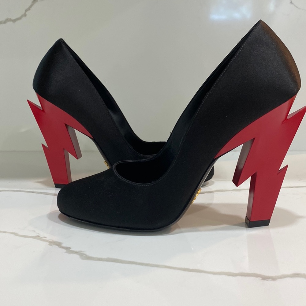- Prada Calzature Donna Pumps.  Excellent condition. Size 38